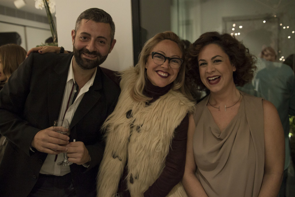 Ο Πραξιτέλης Λύκος και η Κατερίνα Κουλουμπούρου, σχεδιάστρια του brand, πλαισιώνουν την πάντα happy Αλεξάνδρα Κατσαΐτη.