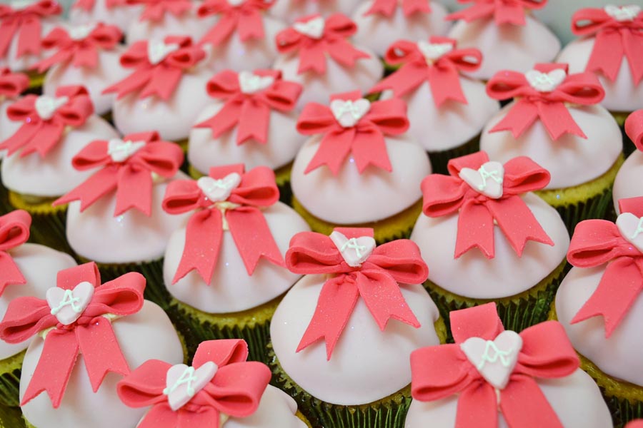 CUPCAKES-WITH-PINK-BOW-AND-INITIAL