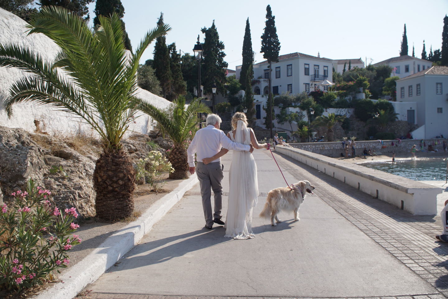 Ίσως μια από τις πιο όμορφες και συνγκινητικές φωτογραφίες ....αυτή της νύφης με τον πατέρα της....καθ φυσικά πρωταγωνίστρια την αγαπημένη της σκυλίτσα, Nutella στο ρόλο παρανύμφου.