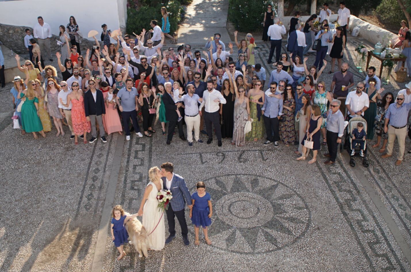 Και φυσικά μια αναμνηστική φωτογραφία με όλους τους καλεσμένους μετά το τέλος του γάμου!