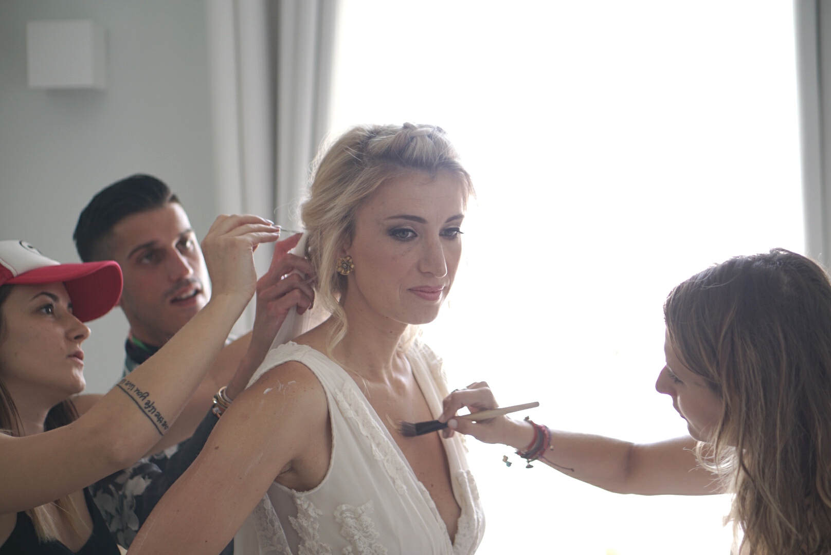 Η νύφη, Μυρτώ Κάζη μαζί με τους Κωνσταντίνα Μιχοπάνου στο make up, Σπύρο Σαββίνο στις στυλιστικές λεπτομέρειες και Μάρω Σούμπαση του 23 Hair Creations στα μαλλιά. 