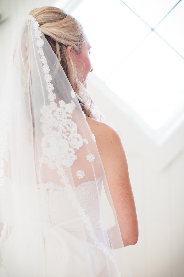a vintage veil from the Bride's mother Photography by theomilophotograp