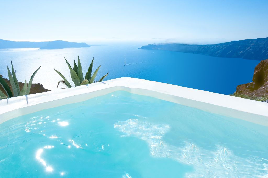 Honeymoon-Suite-with-plunge-pool-view_Grace-Santorini