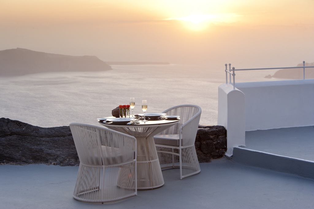 Sunset-Dining_Grace-Santorini