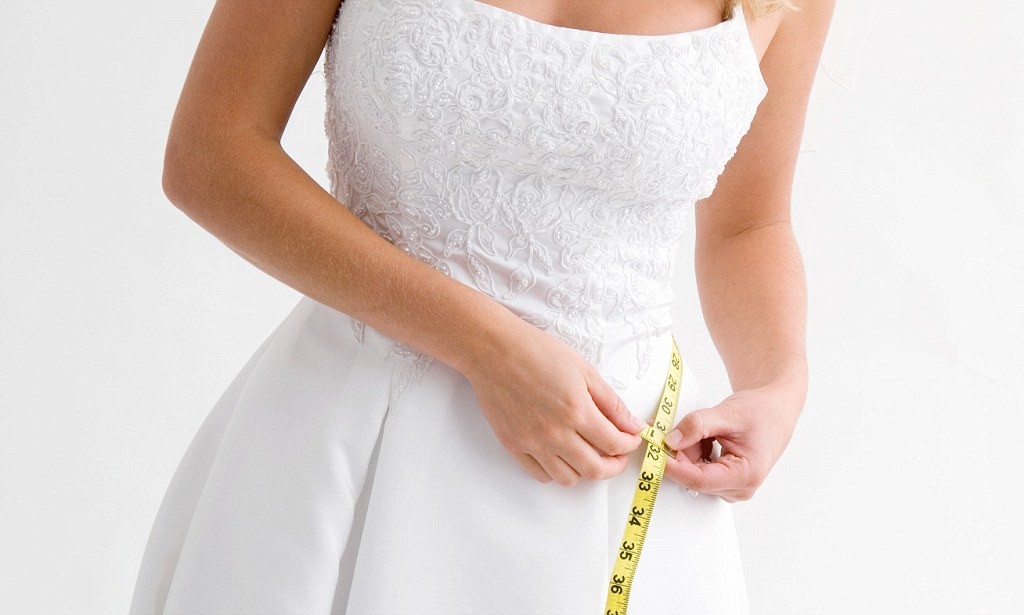 A872Y8 Bride measuring her waist