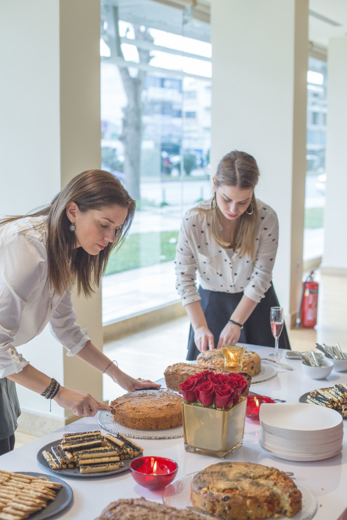 Οι προετοιμασίες και η έναρξη του wedding cake workshop! Ποδιές, δώρα, λουλούδια, αλμυρές αλχημείες, όλα έτοιμα!