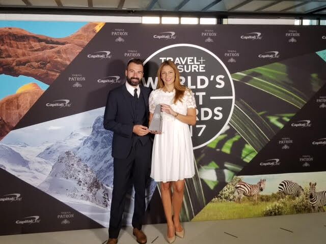 Η Director of Sales & Revenue Management της Hotel Brain, κ. Ρούλα Κόρμπου και ο Director of Sales της Hotel Brain, κ. Νίκος Γεωργιάδης στα World's Best Awards στη Νέα Υόρκη,για παραλαβή του βραβείου 2017 World's Best Resort Hotel in Greece, για το Katikies Hotel.