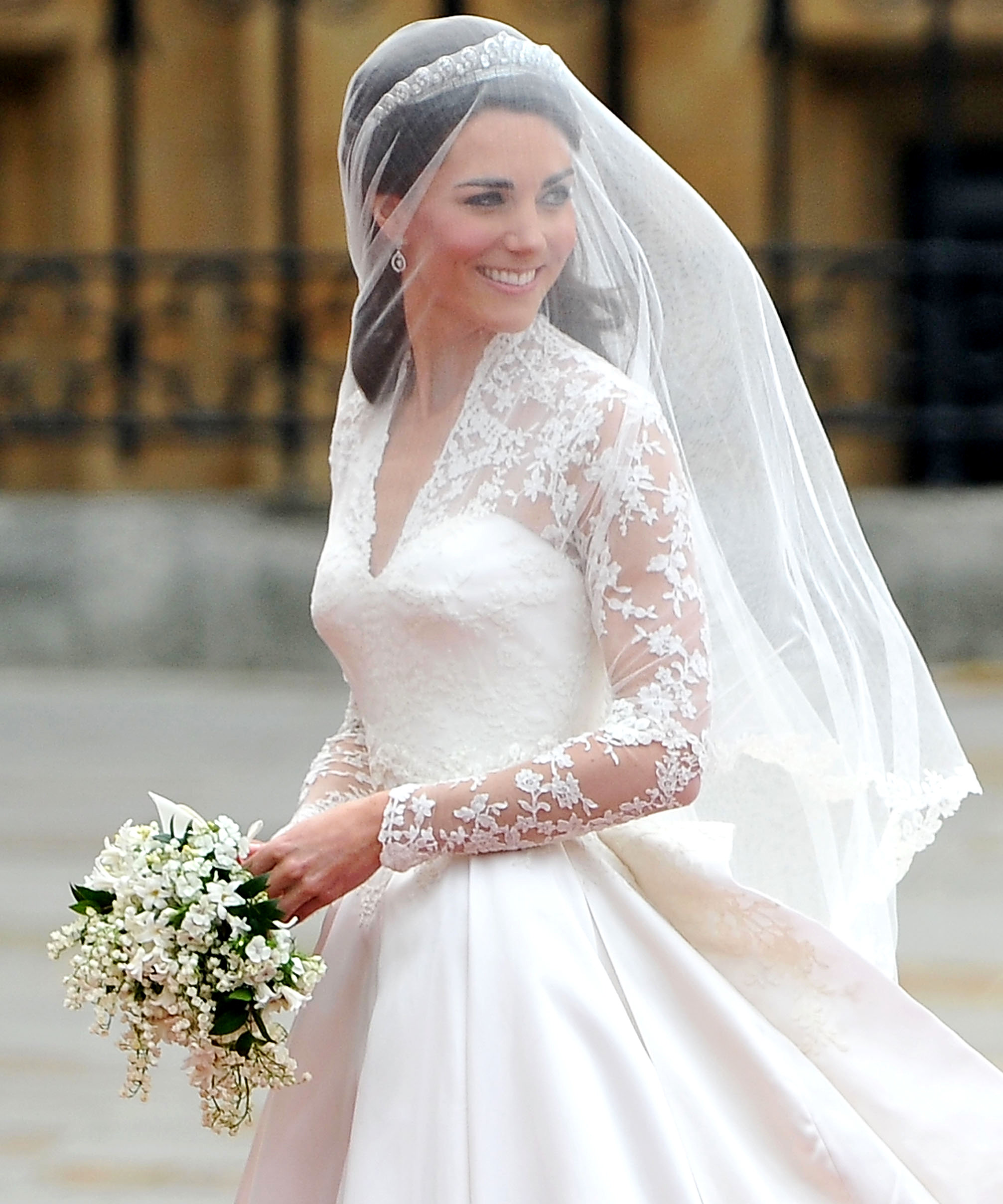 Η Kate Middleton με τούλινο μεταξωτό χειροποίητο πέπλο και τιάρα 'Halo' Cartier, που της δάνεισε η Queen Elizabeth.