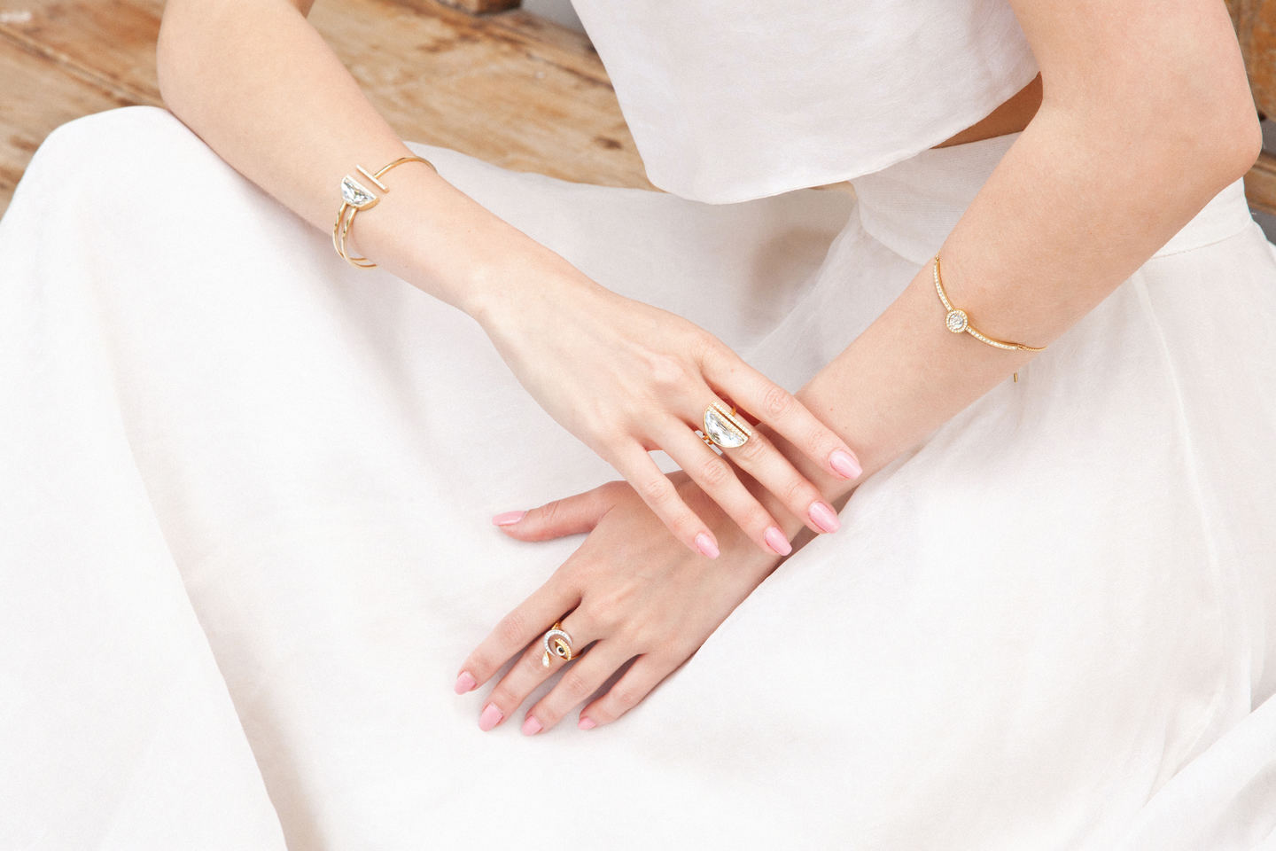Στο αριστερό χέρι βραχιόλι Gently, δαχτυλίδι Gipsy και στο δεξί χέρι βραχιόλι και δαχτυλίδι Glow.