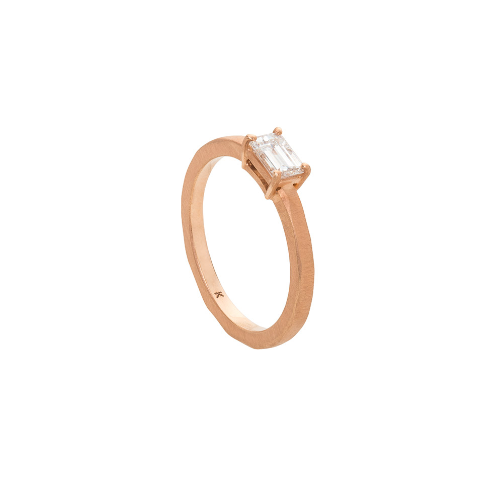 Δαχτυλίδι από ροζ χρυσό Κ18 με μπριγιάν emerald cut.