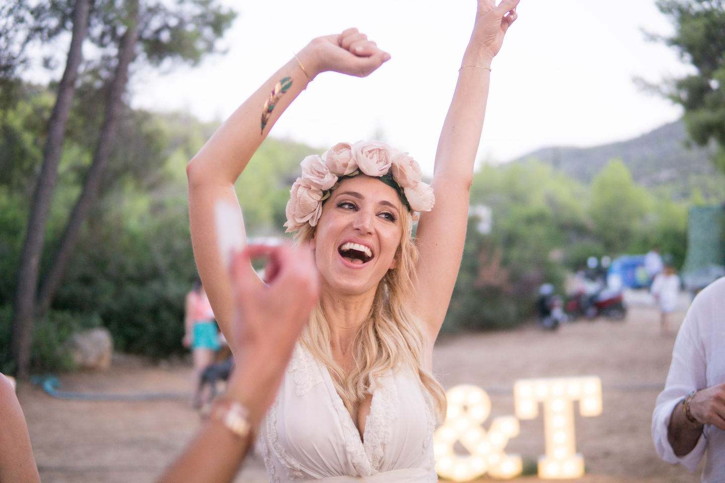 Η Μυρτώ Κάζη με floral headpiece by Madame Shoushou στο after wedding party της!