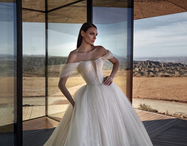 AthenaV Multibrand Store Pronovias | Πολυτελείς, high-fashion νυφικές δημιουργίες για τη νύφη του 2024