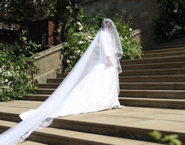 Meghan Markle: Το εντυπωσιακό Givenchy νυφικό και ο συμβολισμός πίσω από το πέπλο των 5 μέτρων