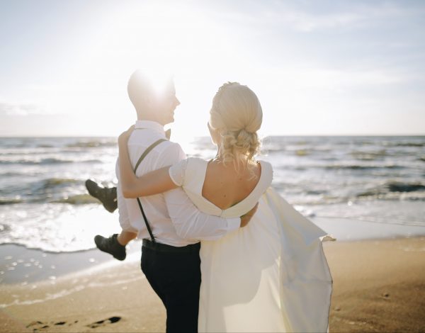 Wedding FAQs: Γιατί ο γαμπρός δεν πρέπει να δει τη νύφη πριν από την εκκλησία;