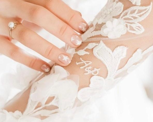 Festive nails: Bridal μανικιούρ με τα πιο cute χριστουγεννιάτικα details