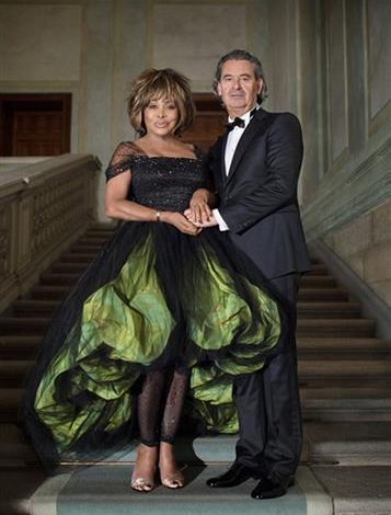 Παντρεύτηκαν μετά από 27 χρόνια σχέσης: Ο δεύτερος γάμος της Tina Turner με μαύρο νυφικό #Fthisgr
