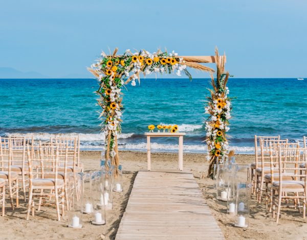 Γαλάζια Ακτή | «Νησιώτικος» γάμος λίγα χιλιόμετρα από το κέντρο της Αθήνας