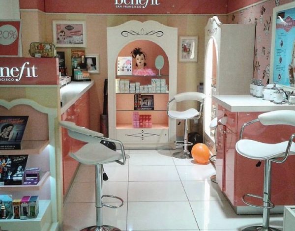 Τέλεια Φρύδια με τη βοήθεια των Benefit BrowBar experts! Πού; Στα Sephora!
