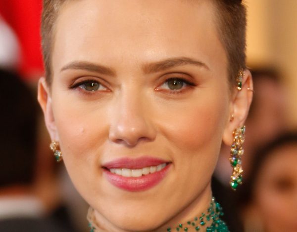 4 προϊόντα για να κάνεις το make up της Scarlett. #Dolce&Gabbana