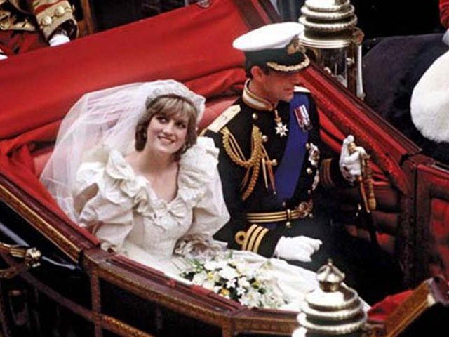 Χλιδή και μεγαλοπρέπεια στο Γάμο του Αιώνα: Ο γάμος της πριγκίπισσας Diana με τον Κάρολο!