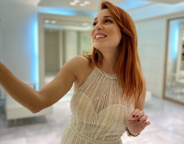 Η ηθοποιός Πένυ Αγοραστού κάνει «πρόβα νυφικού» στο ατελιέ Demetrios