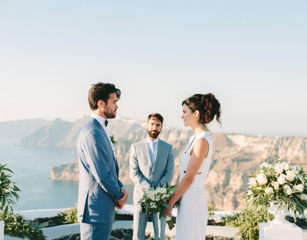 Lana & Don: Elegant destination wedding με θέα τη μαγευτική καλντέρα στη Σαντορίνη