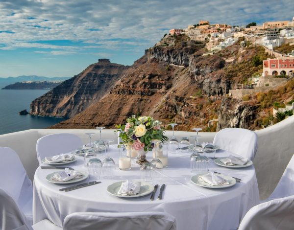 Athina Luxury Suites: Ρομαντική απόδραση για δύο στο ηφαιστειακό νησί του Αιγαίου!