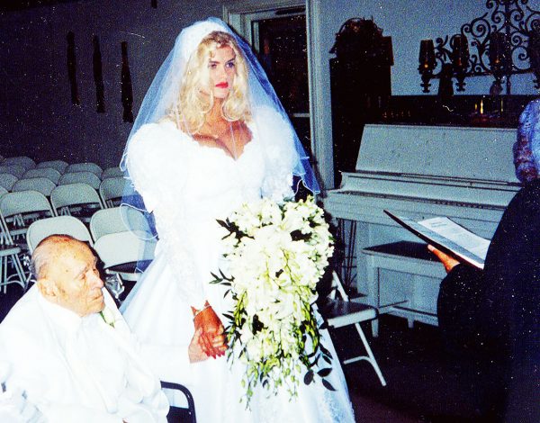 Anna Nicole Smith: Ο γάμος με τον 89χρονο δισεκατομμυριούχο και η μετά θάνατον ανάδειξή της σε cult είδωλο