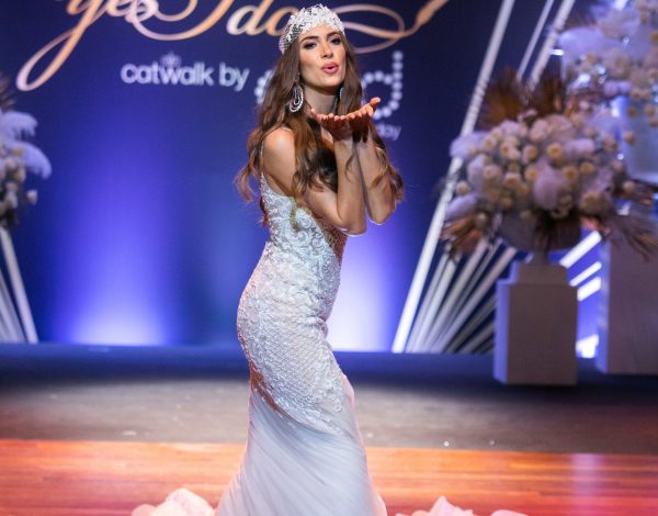Η Άννα Πρέλεβιτς με statement νυφικό Demetrios στο Yes I Do catwalk by ghd σε μία ξεχωριστή εμφάνιση