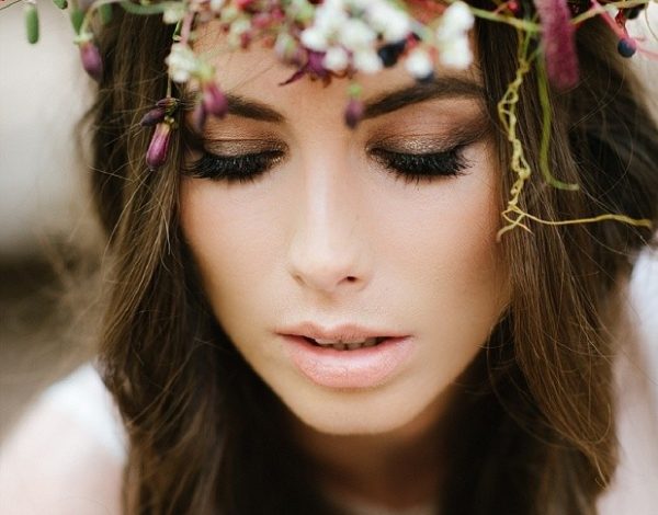 5 ιδέες για να ενσωματώσετε τα λουλούδια στο bridal hairstyle