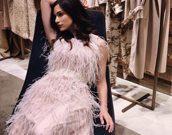 Η Κατερίνα Γερονικολού με ροζ νυφικό Max Mara