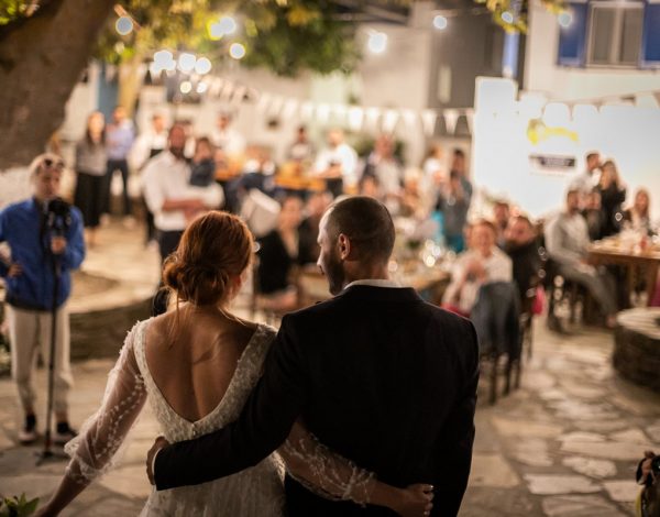 Ειρήνη & Αλέξης: Pre-wedding πάρτι στην Κολυμπήθρα της Τήνου και γλέντι στην πλατεία του χωριού!