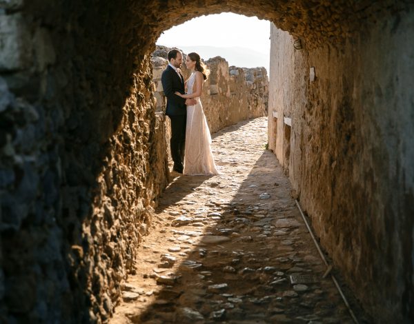 Μαριλού & Σόλων: Ένας γάμος λουσμένος στο φως της Μονεμβασιάς, με την υπογραφή του Panoulis Photography