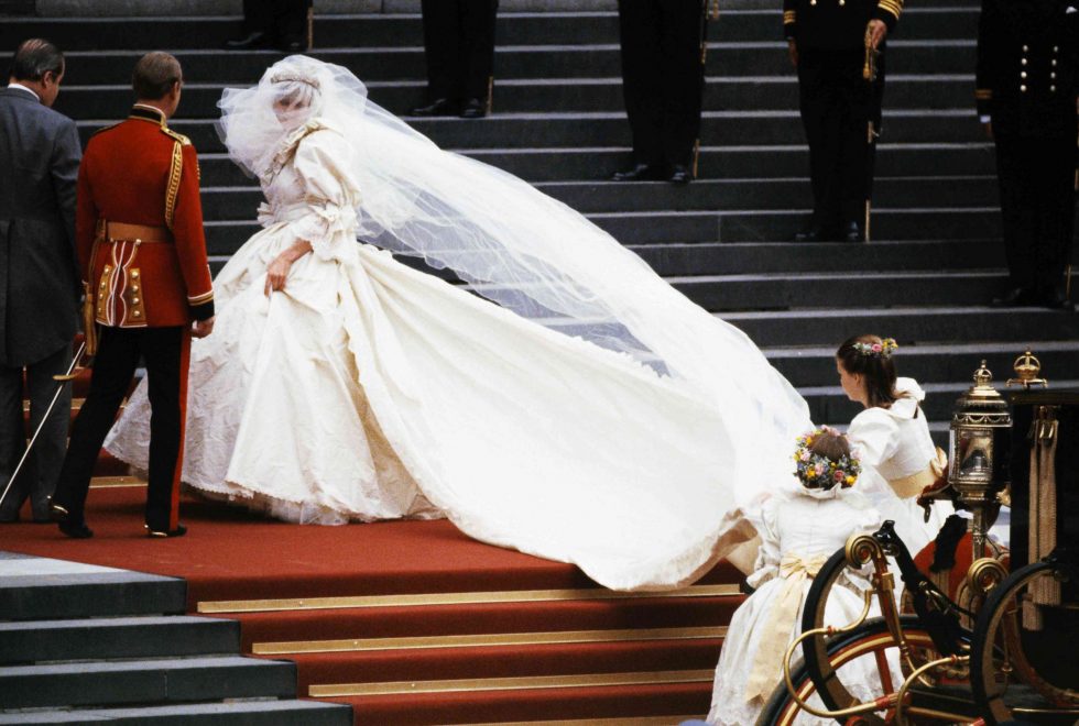 Πριγκίπισσα Νταϊάνα: Γιατί οι σχεδιαστές κατέστρεψαν το σχέδιο του νυφικού της και ποια ήταν τα μυστικά της επικής της εμφάνισης;