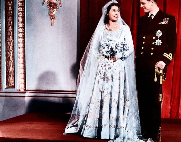 H Βασίλισσα Ελισάβετ έφυγε από τη ζωή στα 96 της χρόνια και θυμόμαστε την εκθαμβωτική bridal εμφάνιση, τις αναποδιές και το νυφικό που αγοράστηκε με... κουπόνια!