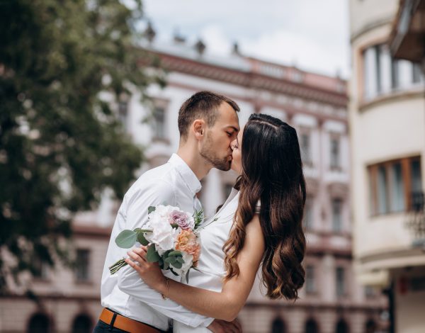 Παντρεύεσαι μέσα στο 2021; Αυτά είναι τα 4 πράγματα που πρέπει να ξέρεις.