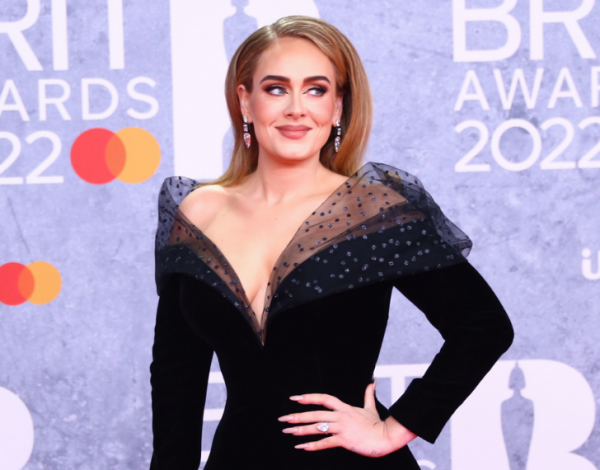 Adele: Το εντυπωσιακό μονόπετρο που «φούντωσε» τις φήμες περί αρραβώνα με τον Rich Paul