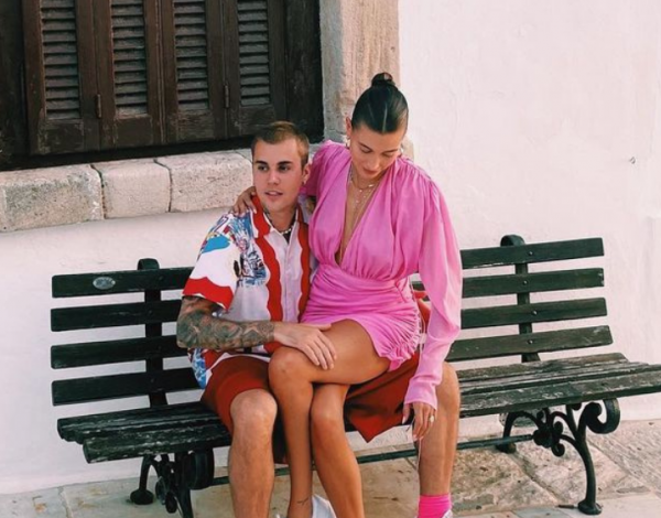 Το ζεύγος Justin και Hailey Bieber απολαμβάνει τις καλοκαιρινές του διακοπές στην Ελλάδα!