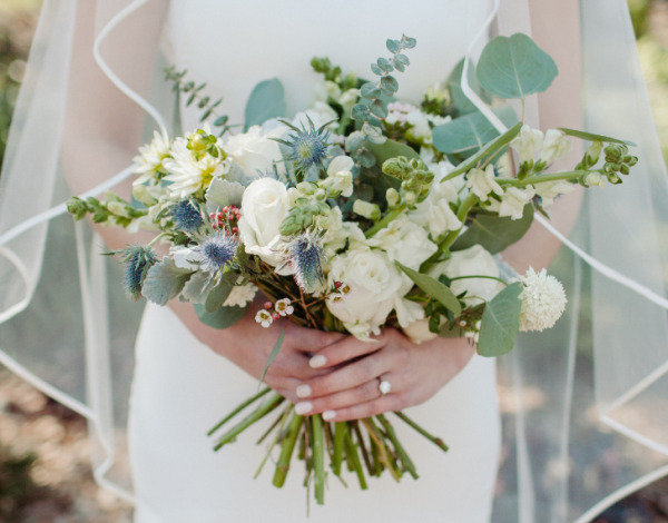 Wedding FAQs: Ποια είναι η αληθινή ιστορία πίσω από τη ρίψη της νυφικής ανθοδέσμης;
