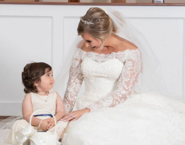 Η πιο συγκινητική ιστορία γάμου: 3χρονη με λευχαιμία έγινε παρανυφάκι στον γάμο της δότριας μυελού των οστών της