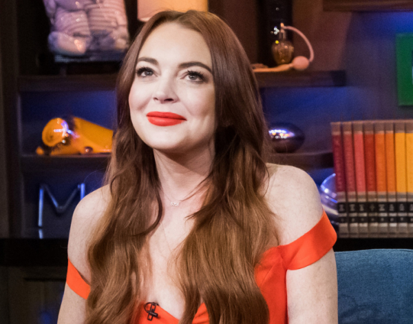 Η Lindsay Lohan αρραβωνιάστηκε και μας δείχνει το υπέροχο μονόπετρό της!