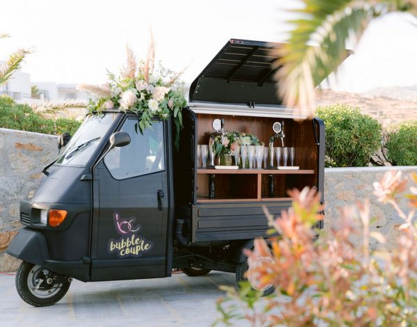 True story by Bubble Couple: Prosecco και κομψότητα στον destination wedding της Nada & του Moe στη Μύκονο