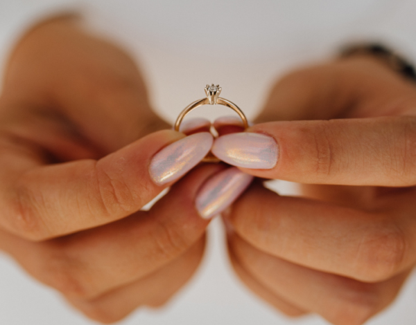 Diamonds are forever: 5 tips για να διατηρήσεις το δαχτυλίδι αρραβώνων σου αναλλοίωτο στον χρόνο