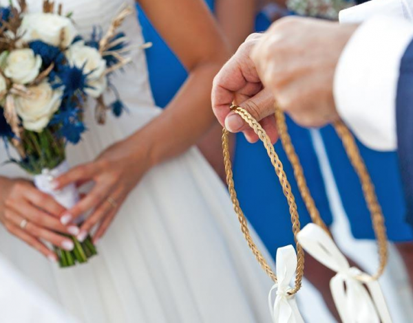 Wedding details: Τι συμβολίζουν τα στέφανα στο μυστήριο του γάμου;
