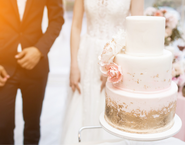 Wedding FAQs: Τι συμβολίζει η κοπή της γαμήλιας τούρτας;