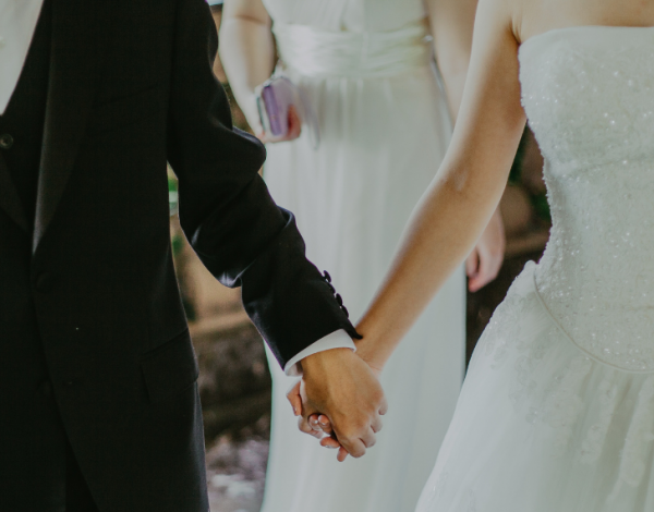Παντρεύομαι και δεν έχω τον μπαμπά μου: Ποιος θα με συνοδεύσει στην εκκλησία;