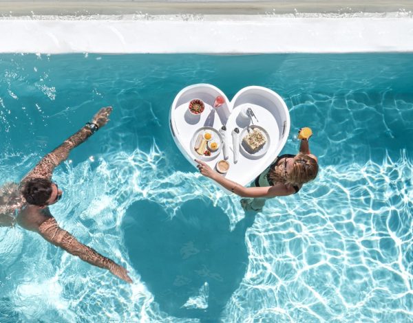 Andronis Luxury Suites: Η απόλυτη honeymoon εμπειρία στο ειδυλλιακό τοπίο της Σαντορίνης