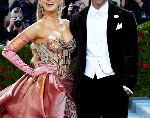 Couple goals: Ο Ryan Reynolds αποθεώνει τη Blake Lively και η αντίδρασή του γίνεται viral