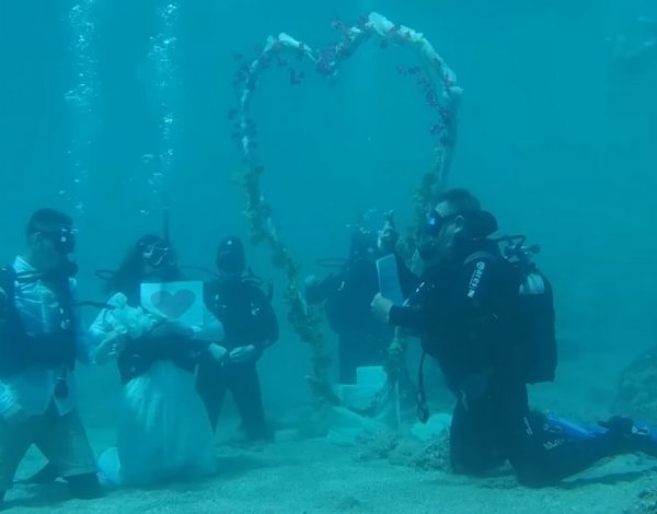 Εxtreme sports weds-to-be ενωθείτε: Ο πρώτος υποβρύχιος πολιτικός γάμος στην Ελλάδα είναι γεγονός!