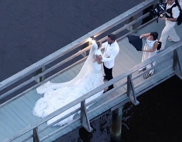 Jennifer Lopez: Το one-of-a-kind νυφικό του οίκου Ralph Lauren για τον δεύτερο γάμο της με τον Ben Affleck